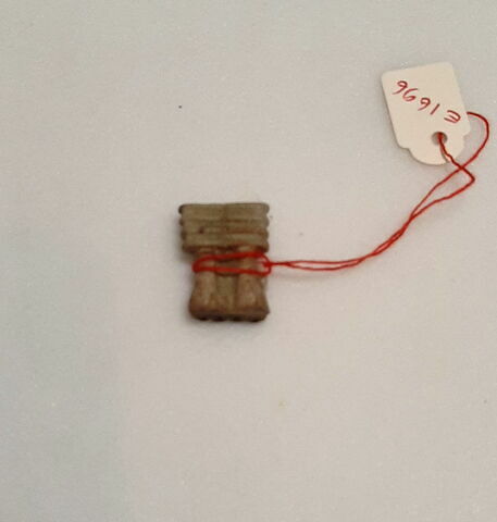 amulette ; perle, image 2/2