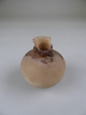 pot à kohol à collerette plate et pied  ; vase à onguent ; vase miniature