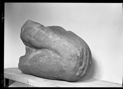 statue  ; Fragment d'une statue du vizir Montouhotep ?