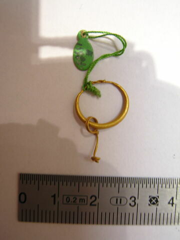 boucle d'oreille en anneau à extrémités enroulées et pendentif