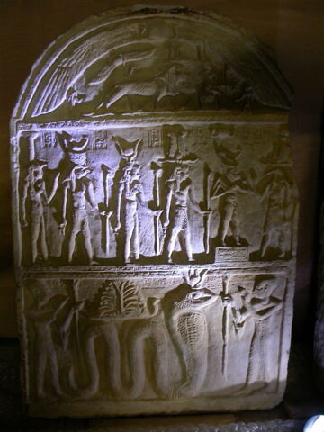 stèle cintrée ; stèle à deux registres, image 2/3