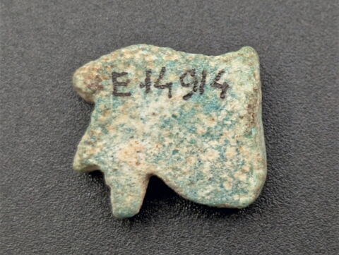 amulette oudjat simple monoface ; amulette oudjat à dos lisse convexe, image 2/2