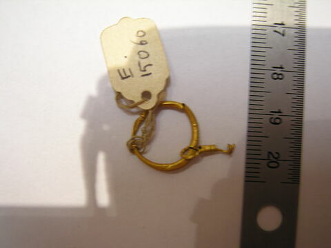 boucle d'oreille en anneau à extrémités enroulées et pendentif  ; bague, image 1/1
