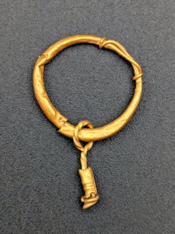 boucle d'oreille en anneau à extrémités enroulées et pendentif, image 2/2