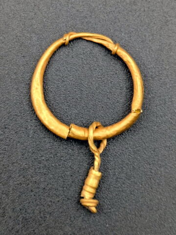 boucle d'oreille en anneau à extrémités enroulées et pendentif