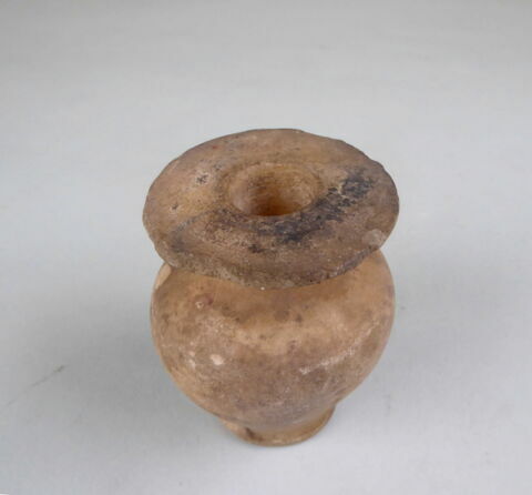 pot à kohol à collerette plate ; avec contenu, image 1/3