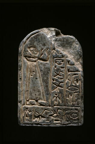 stèle cintrée ; stèle biface ; stèle miniature ; amulette, image 4/6