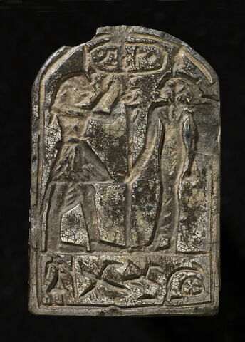 stèle cintrée ; stèle biface ; stèle miniature ; amulette, image 2/6