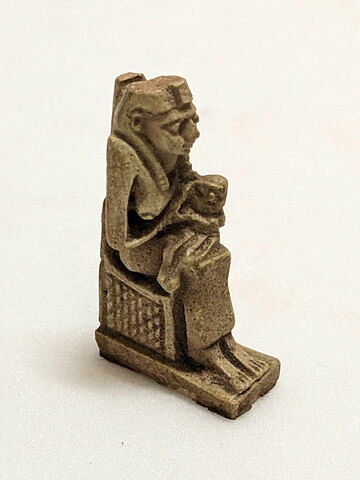 figurine d'Isis allaitant ; amulette, image 2/2