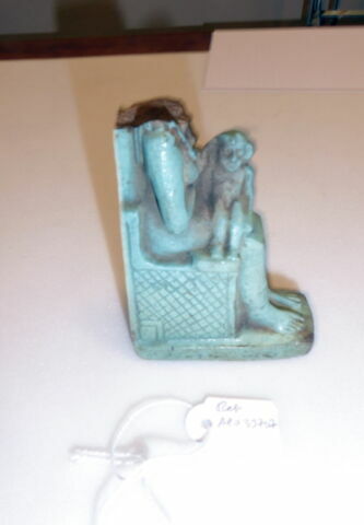 figurine d'Isis allaitant  ; amulette, image 1/1