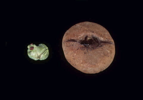 perle  ; amulette, image 1/2