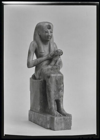 figurine d'Isis allaitant ; statue, image 1/2