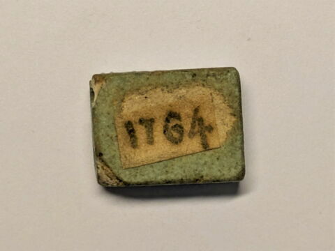 perle en pastille rectangulaire  ; amulette, image 2/3