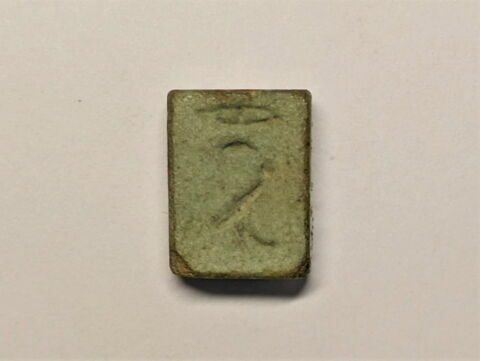 perle en pastille rectangulaire  ; amulette, image 1/3