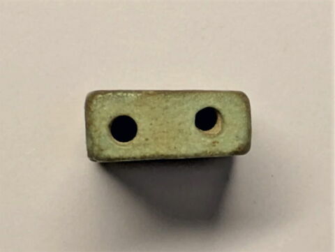 perle en pastille rectangulaire  ; amulette, image 3/3