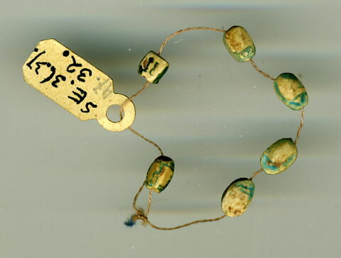 scarabée  ; perle en pastille carrée ; perle cauroïde