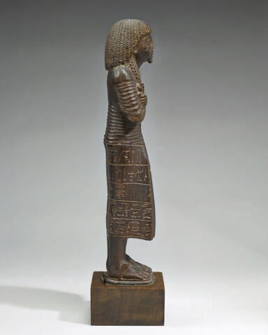 serviteur funéraire en costume des vivants, image 2/5