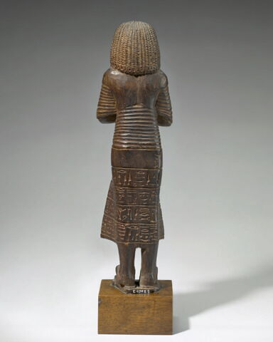 serviteur funéraire en costume des vivants, image 3/5