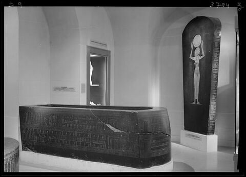 sarcophage à cuve en cartouche