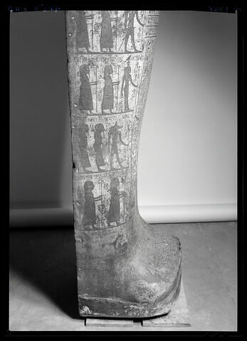 détail inscription ; partie inférieure ; profil droit © Musée du Louvre / Maurice et Pierre Chuzeville