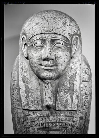 détail inscription ; partie supérieure ; face, recto, avers, avant © Musée du Louvre / Maurice et Pierre Chuzeville