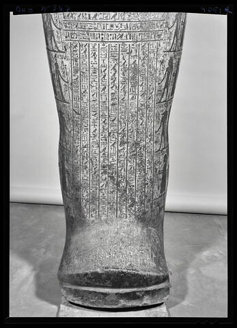 détail inscription ; partie inférieure ; face, recto, avers, avant © Musée du Louvre / Maurice et Pierre Chuzeville
