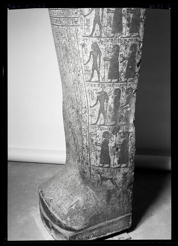 détail inscription ; partie inférieure ; trois quarts gauche © Musée du Louvre / Maurice et Pierre Chuzeville