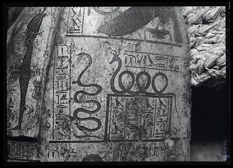 détail inscription ; partie supérieure ; profil gauche © Musée du Louvre / Maurice et Pierre Chuzeville