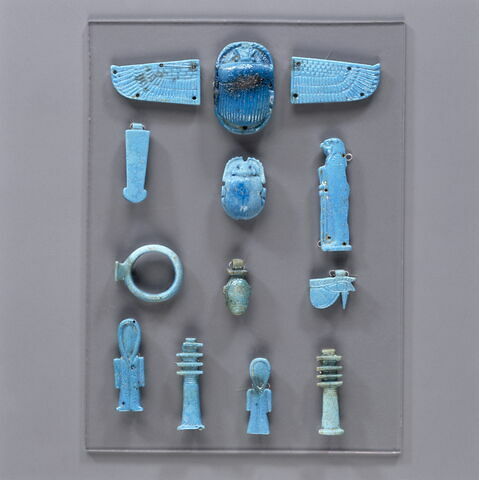 scarabée funéraire ; aile de scarabée funéraire  ; amulette, image 1/1