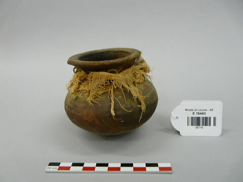 jarre biconique ; vase miniature ; tissu ; avec contenu