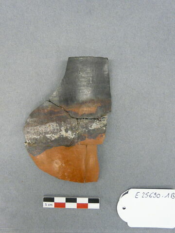 vase tulipe Kerma ; plusieurs fragments recollés