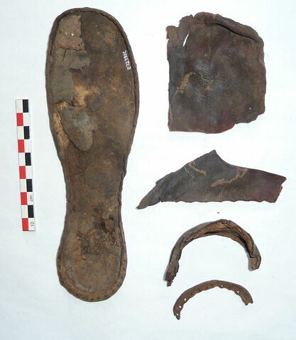 chaussure droite ; fragments, image 1/2