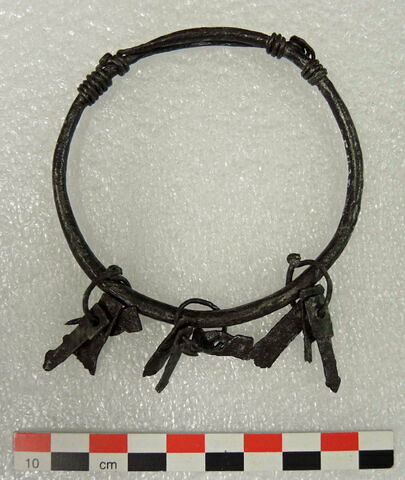 bracelet en anneau à extrémités enroulées ; bracelet en anneau à pendentif