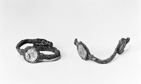 bracelet en anneau à médaillons ; fragment, image 2/2