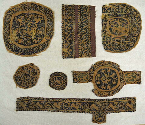 orbiculus ; bande de poignet ; bande décorative d'habillement ; fragments, image 2/2