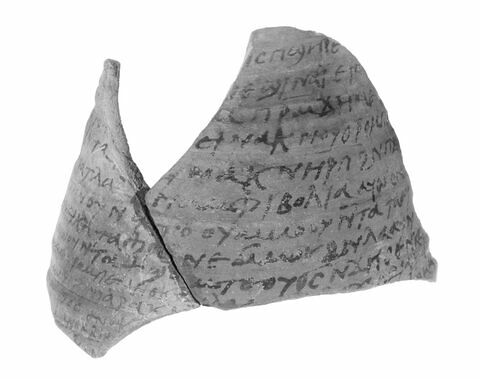ostracon ; fragment, image 3/5