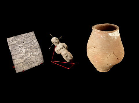 objet magique ; figurine ; plaque ; vase