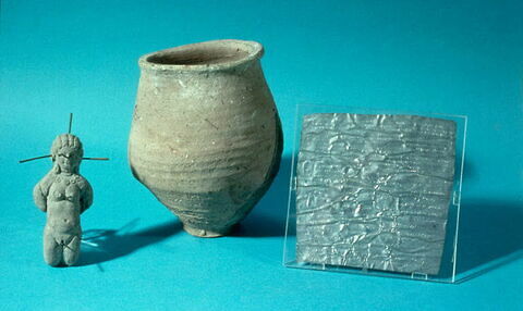objet magique ; figurine ; plaque ; vase, image 2/2