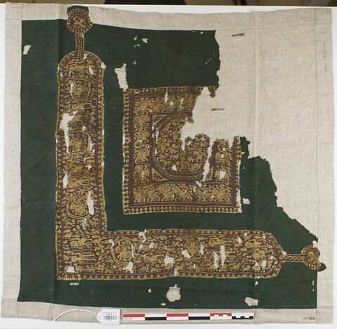 bande décorative d'habillement ; tabula ; fragment, image 1/4