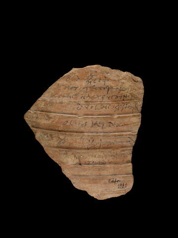 ostracon ; fragment, image 3/5