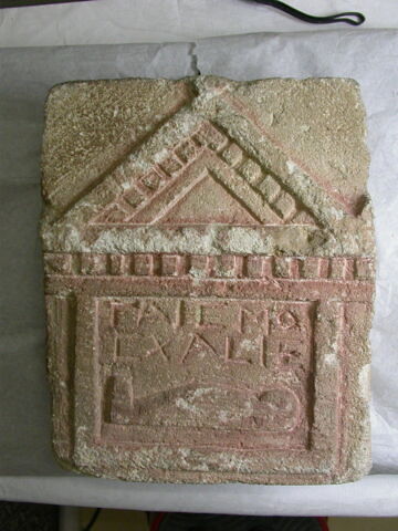 stèle à fronton, image 2/2