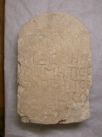 stèle cintrée, image 2/2