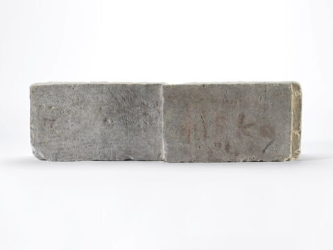 bloc de paroi ; bloc de couronnement ; pilastre