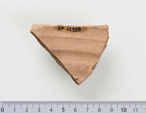 ostracon ; fragment, image 2/2