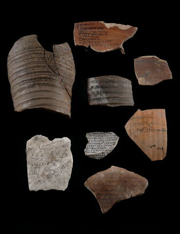 ostracon ; fragment, image 2/3