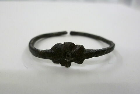 bracelet en anneau à médaillon