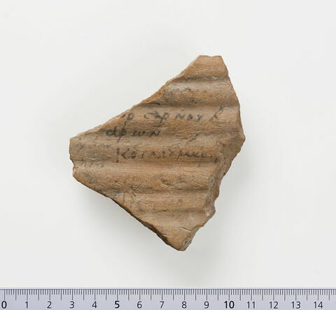 ostracon ; fragment, image 2/4
