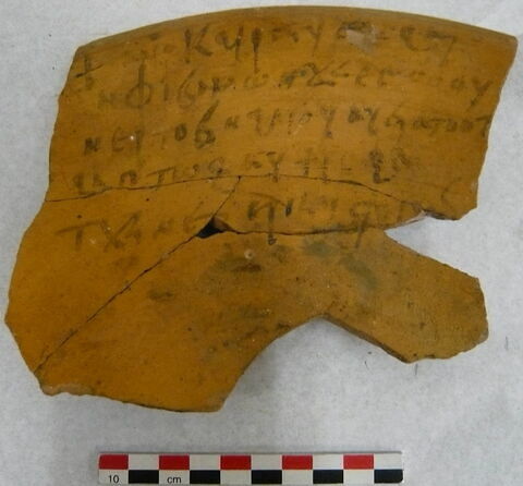 ostracon ; plusieurs fragments recollés, image 3/4