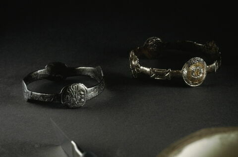 bracelet en anneau à médaillons, image 3/3
