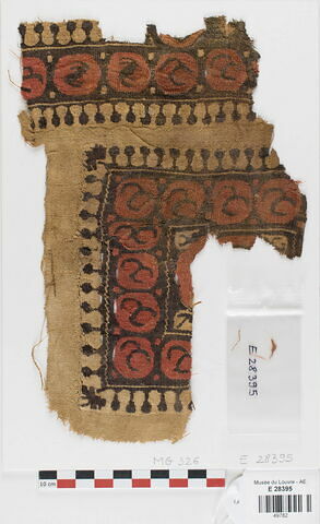 bande décorative d'habillement ; tabula ; fragment, image 1/2